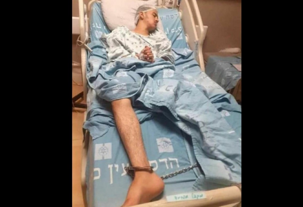 اسير مقيد في المشفى