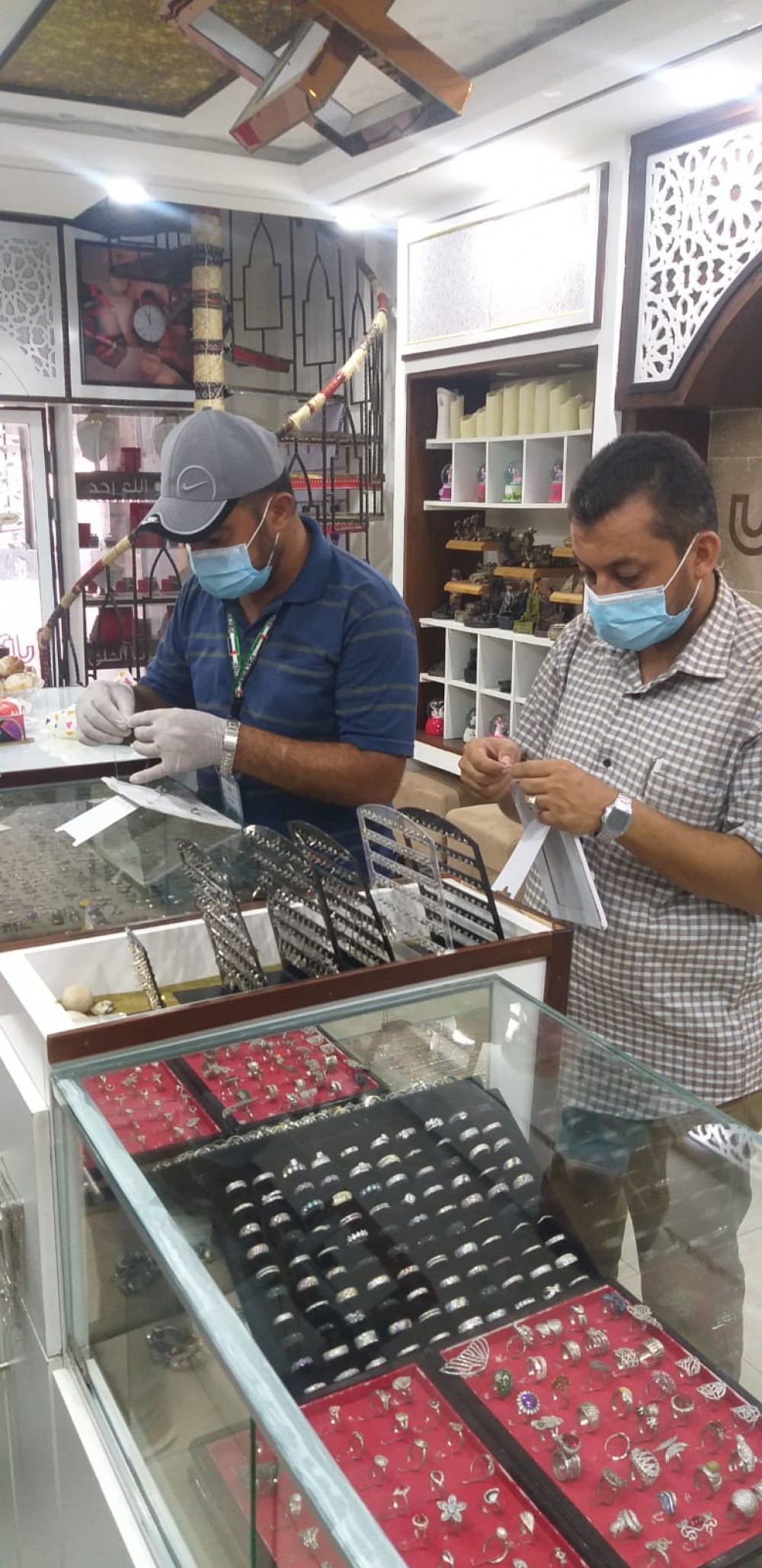 الاقتصاد تجري جولة تفتيشية على محلات بيع الذهب بغزة