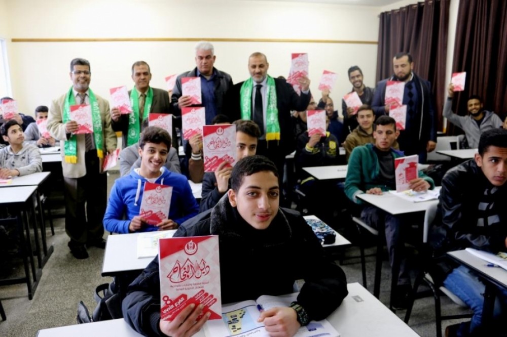  الكتلة الإسلامية: إهداء كراسة دليل النجاح لـ 15000 طالب ثانوية عامة