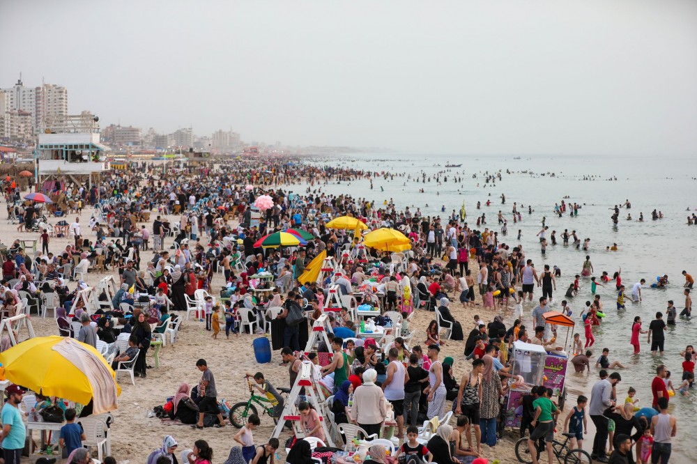 مصطافون على شاطئ بحر غزة 