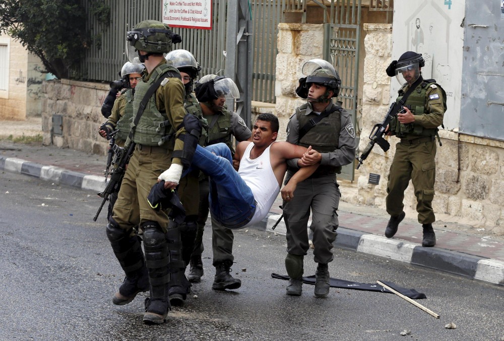 جنود الاحتلال الإسرائيلي يعتقلون شاباً فلسطينياً