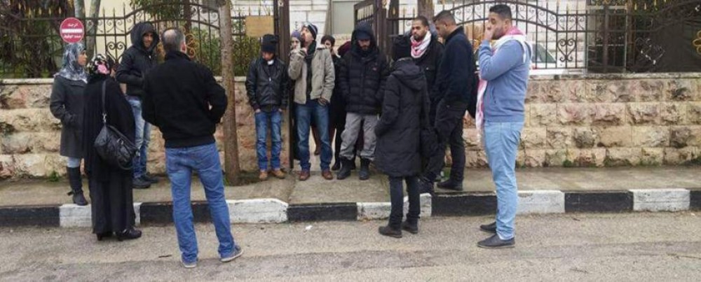 أثناء إغلاق الشبان لمقر الصليب الأحمر 