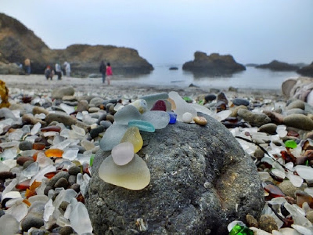 Glass-Beach-Tourists