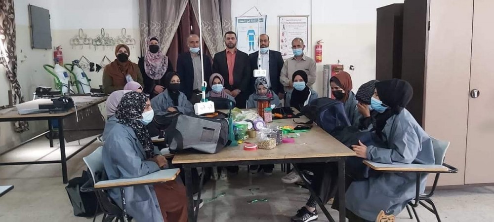 وزارة التنمية توزع حقائب مهنية لطلبة مركز  الرعاية الاجتماعية بخان يونس