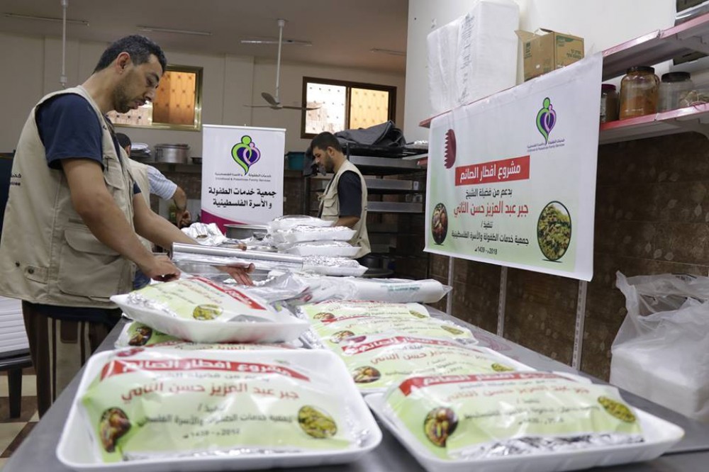 خدمات الطفولة توزع 200 وجبة إفطار صائم على الأسر المستورة