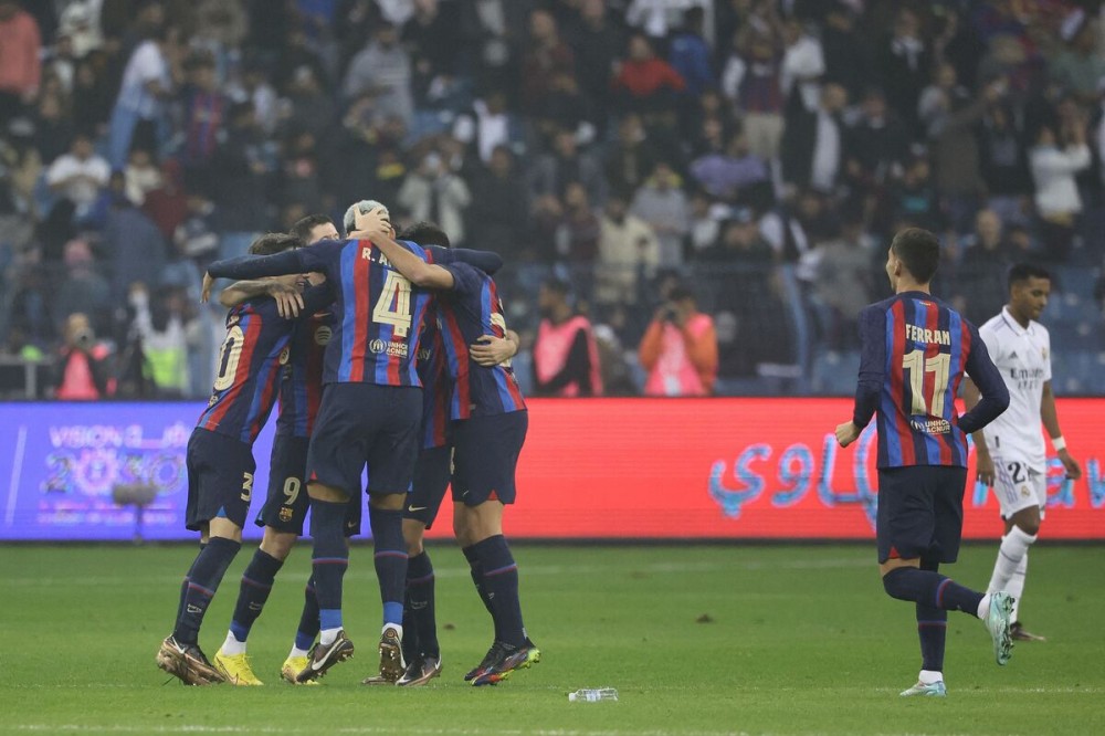 الكأس السوبر الإسبانية: برشلونة يهزم ريال مدريد 3-1 ويحرز اللقب