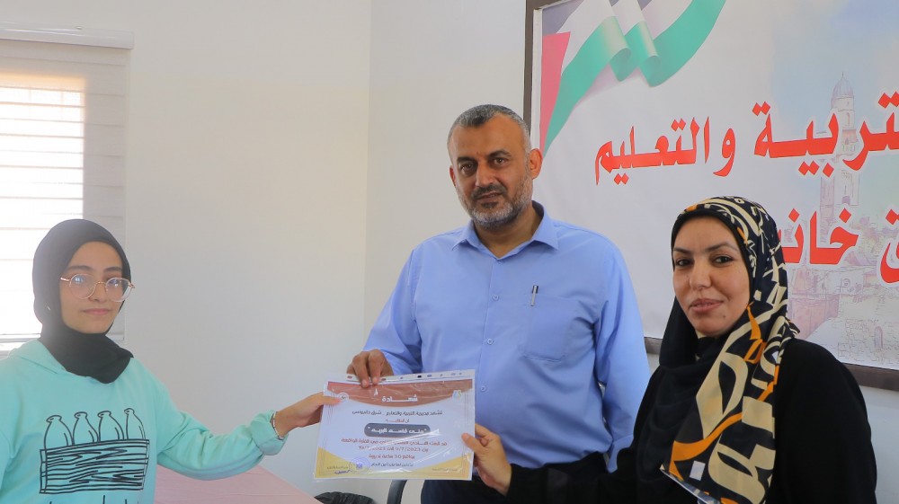 تعليم شرق خان يونس يُكرم الطالبات المشاركات في النادي العلمي التقني 