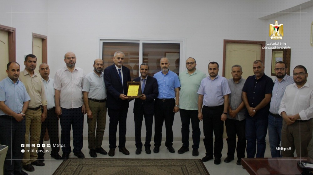 وزارة الاتصالات تكرم الموظف حازم الفرا بمناسبة وصوله لسن التقاعد المبكر