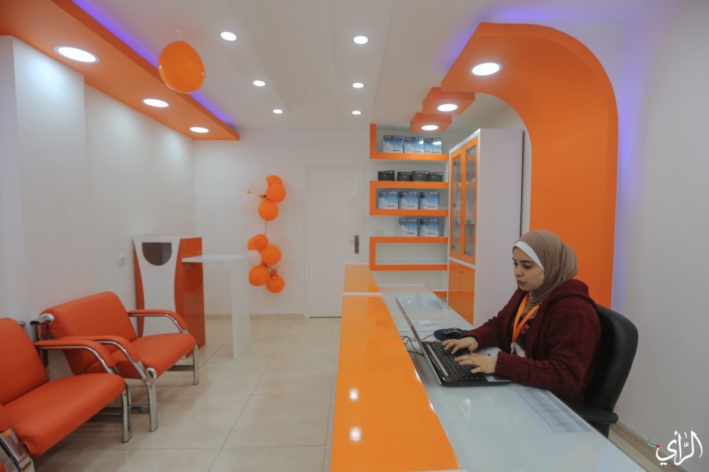 الموظفة مها أبو دياب، خلال عملها في خدمة عملاء شركة أورنج للإنترنت.