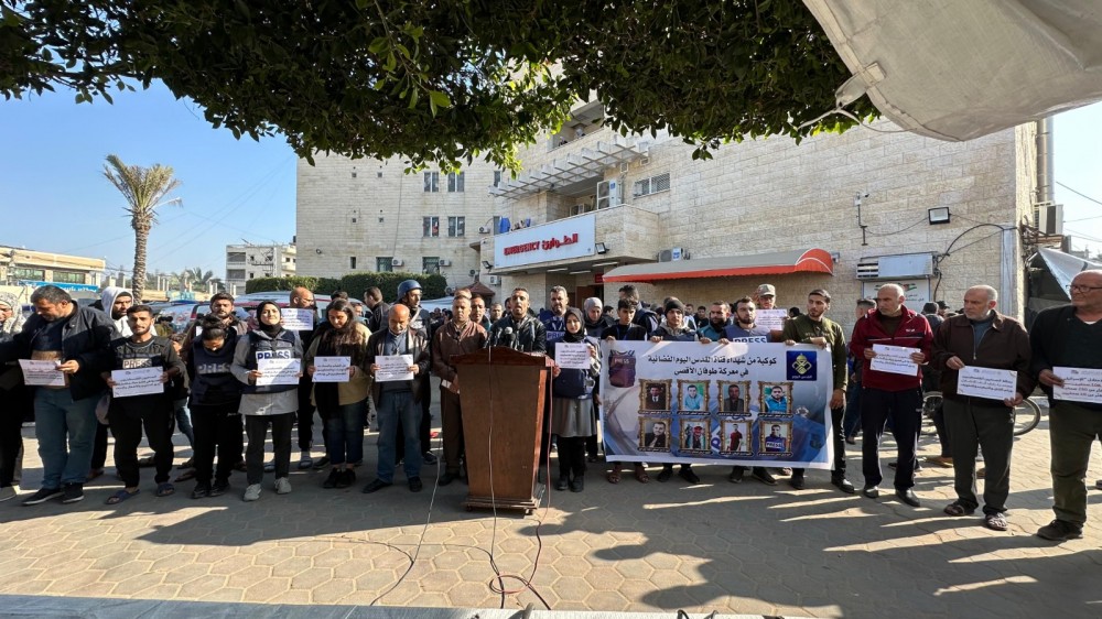 جانب من الوقفة التي نظمها المكتب الإعلامي الحكومي بمشفى شهداء الأقصى 