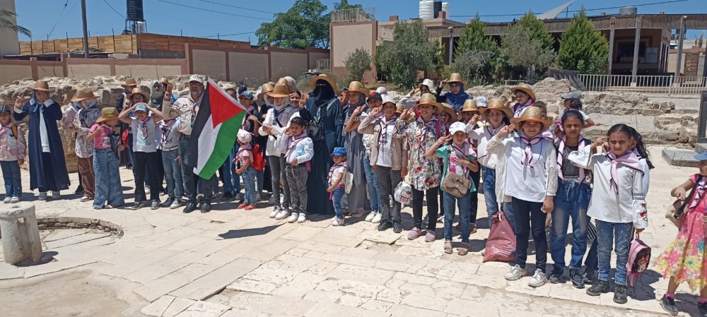 السياحة تستقبل مجموعتين كشفيتين بتل أم عامر الأثري