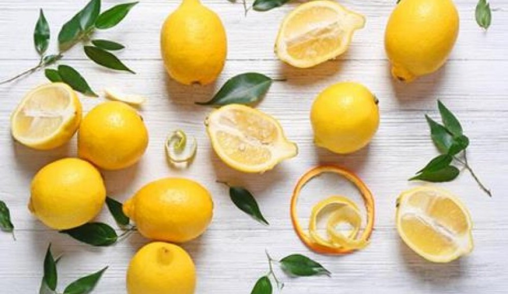 أسباب تدفعك لوضع ليمونة بجانب سريرك قبل النوم