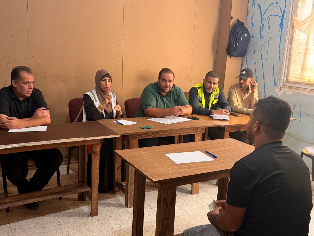 بلدية خان يونس تختبر صُنّاع الجمال من فئة الصم للعمل في مشروع جمع النفايات