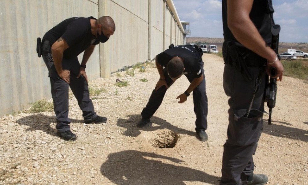 فتحنة النفق التي هرب منها الأسرى 