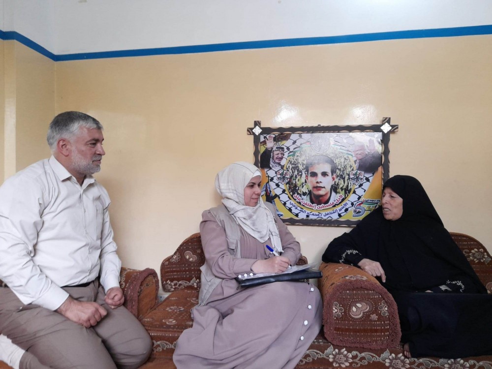 دائرة الإرشاد بوزارة الأسرى تزور عدداً من أهالي الأسرى
