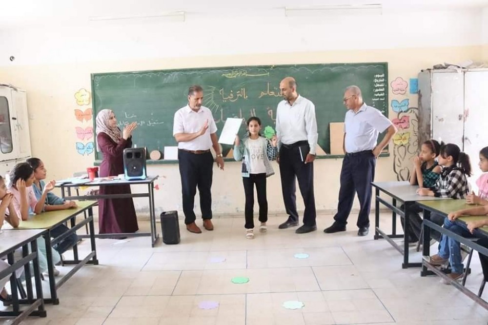 تعليم شرق غزة يتفقد فعاليات مشروع 