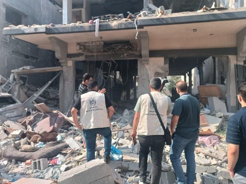 طواقم وآليات الأشغال تواصل أعمالها في انقاذ المواطنين خلال العدوان المستمر على قطاع غزة 