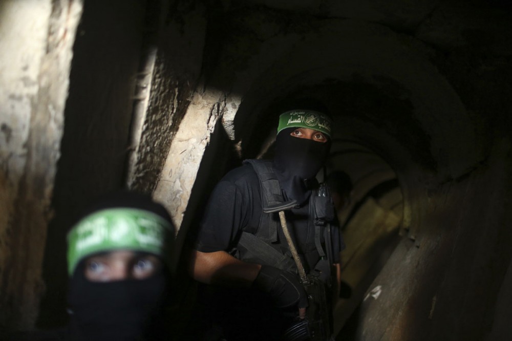 مقاتلي كتائب القسام داخل أحد الأنفاق 
