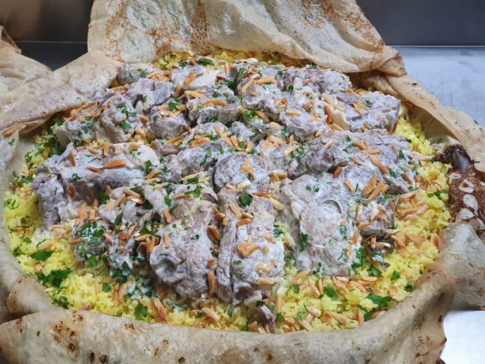 مطعم أردني يقدم خدمة النوم بعد تناول المنسف