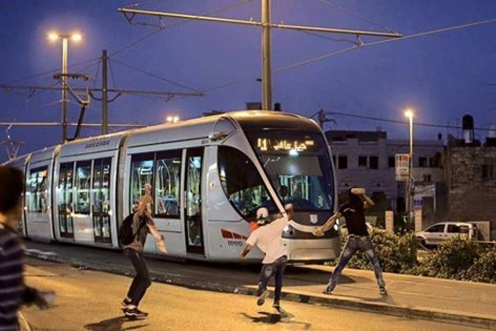 شبان يلقون الحجارة على القطار الخفيف بالقدس