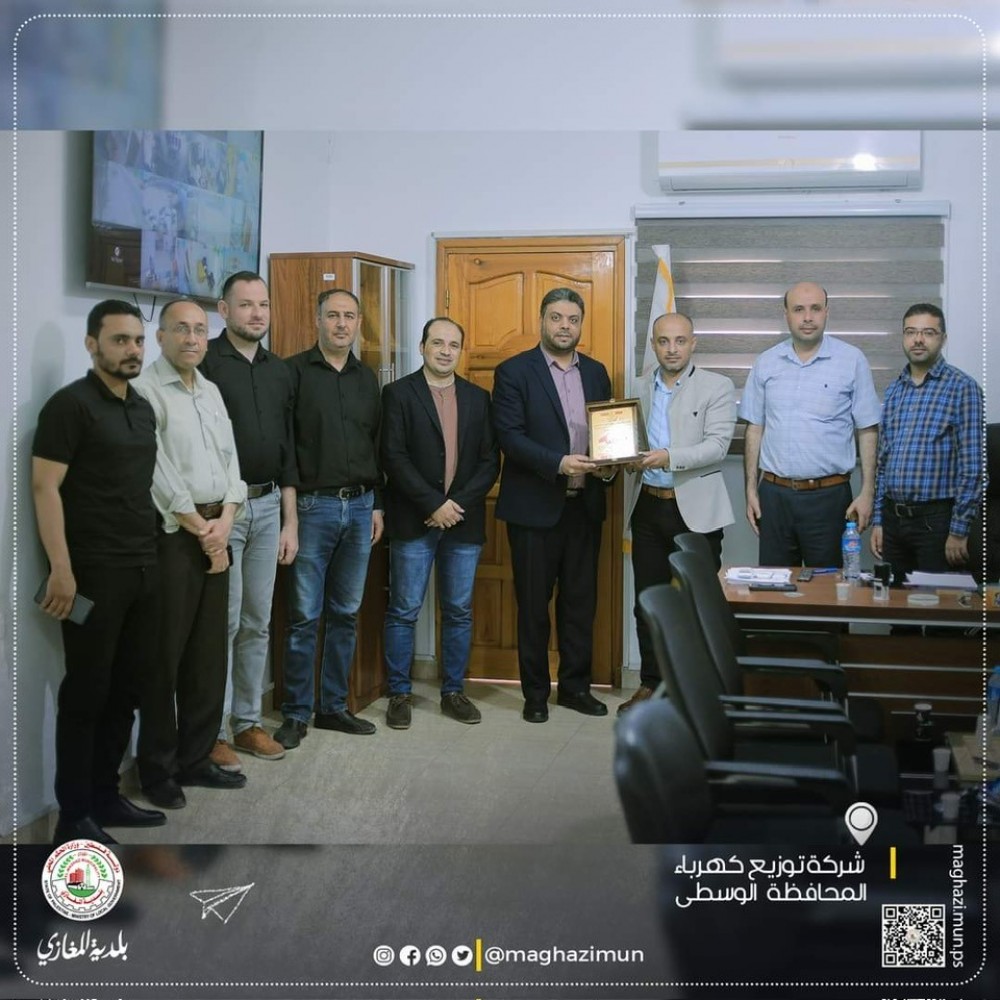 رئيس بلدية المغازي يجري زيارة لشركة الكهرباء بالوسطى