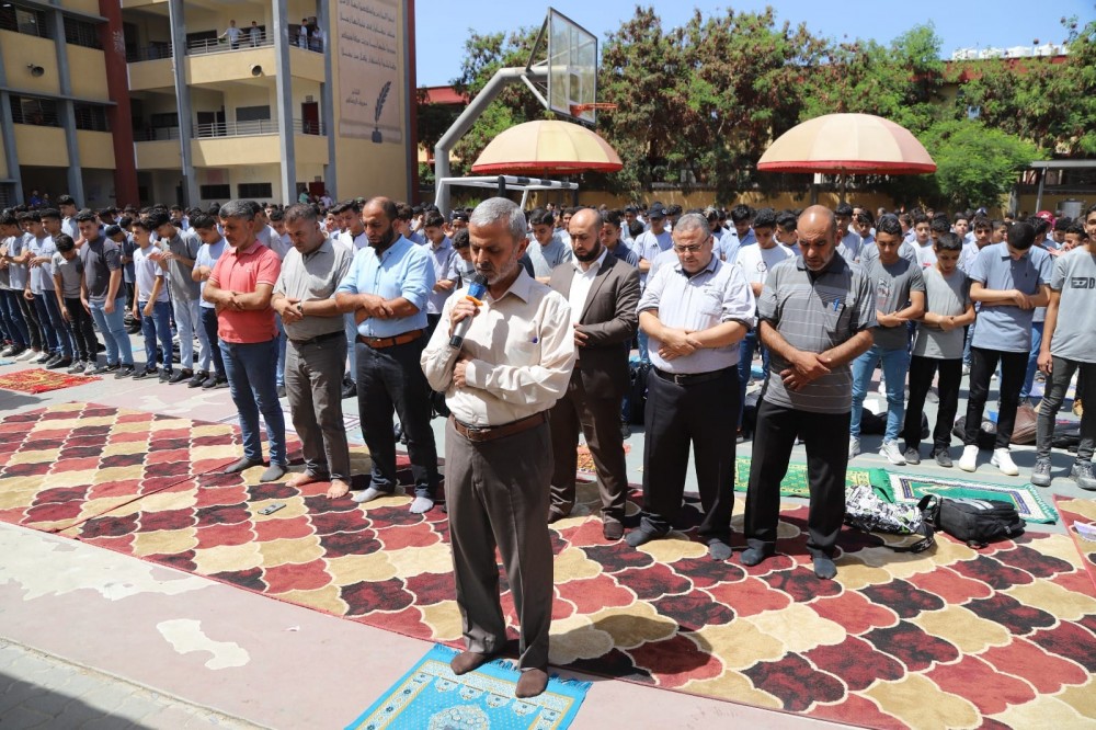 مدير التربية والتعليم يؤم جموع طلبة مدرسة اليرموك الثانوية 