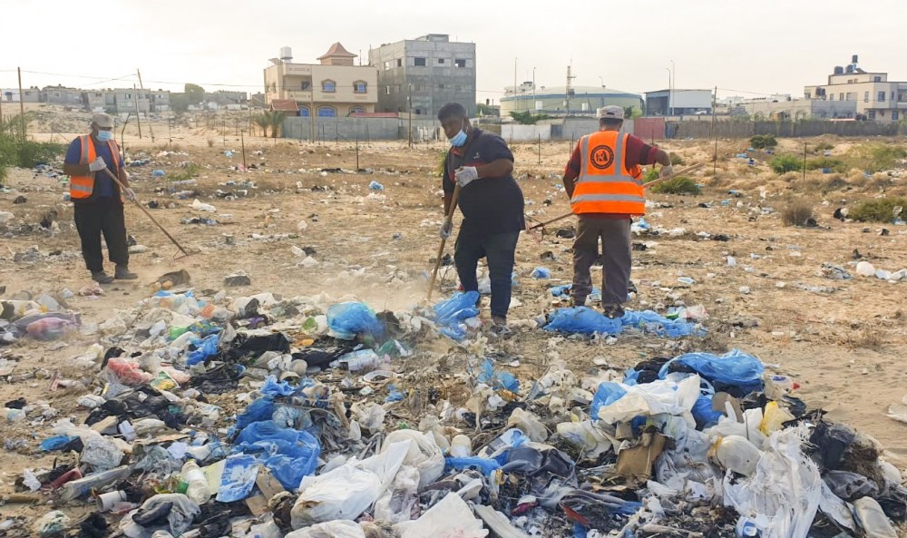  بلدة خان يونس تنفذ حملة نظافة في محيط أبراج طيبة بحي الأمل