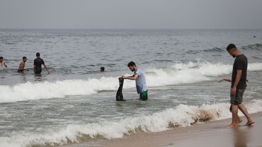 فلسطينيون في دير البلح يلجؤون إلى البحر جراء أزمة المياه في غزة (8)
