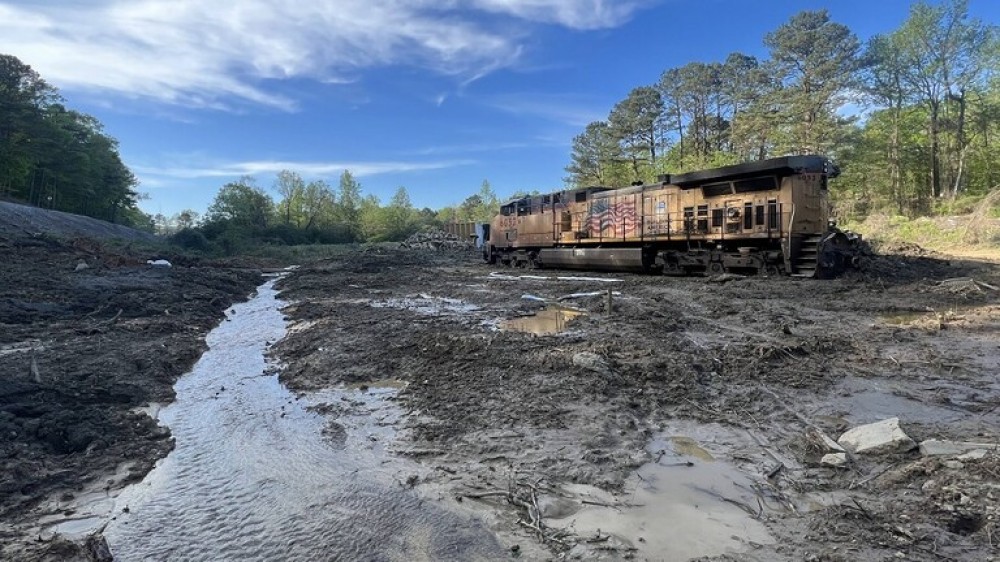 قطار محمّل بمواد خطرة يتسبب بحريق لخروجه عن مساره