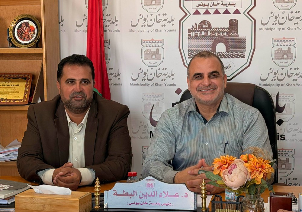 بلدية خان يونس والتجمع الوطني الشعبي لنازحي رفح يبحثان دعم الاحتياجات الطارئة للنازحين