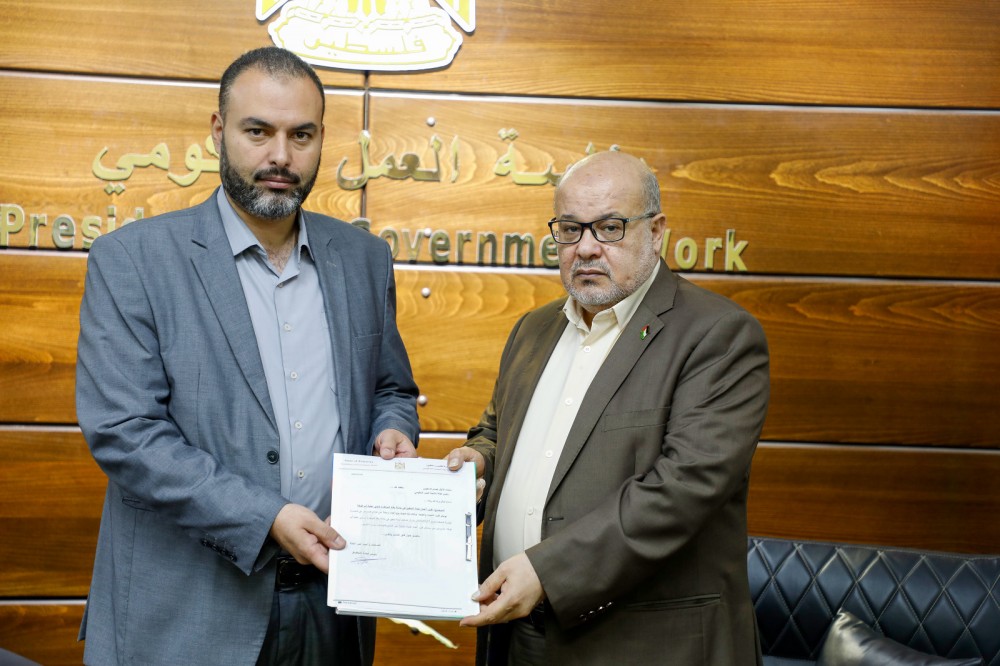 الدعليس خلال استلامه تقرير عمل لجنة التحقيق 