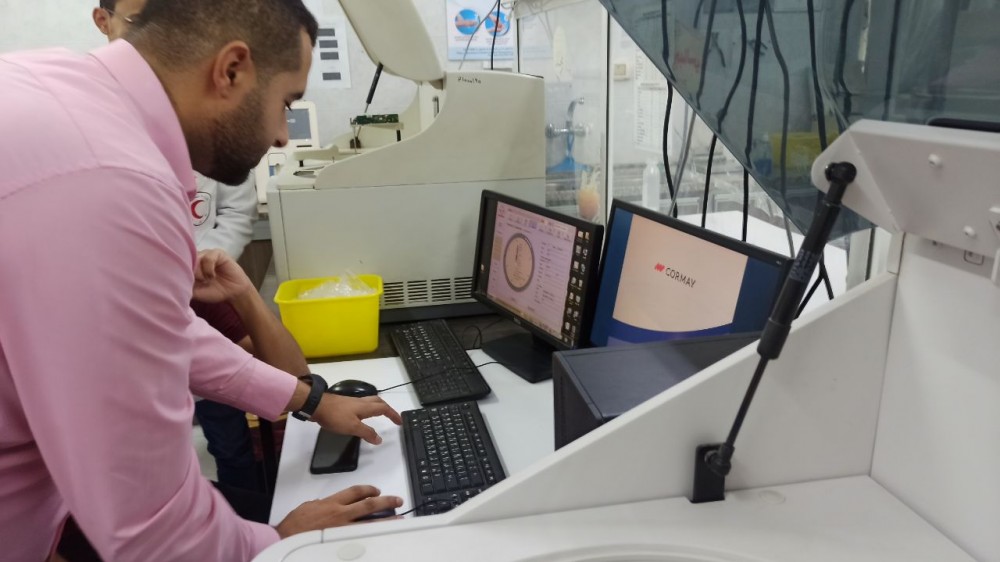  مستشفى الهلال الإماراتي تطبق نظام حوسبة الأجهزة الطبية بالمختبر
