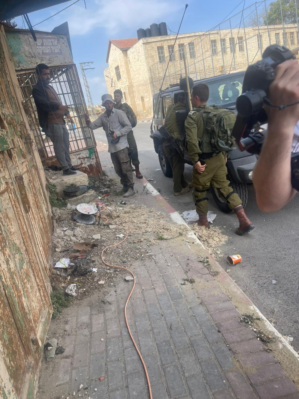 الاحتلال يمنع لجنة إعمار الخليل من ترميم منزل في البلدة القديمة ويحتجز طواقم العمل