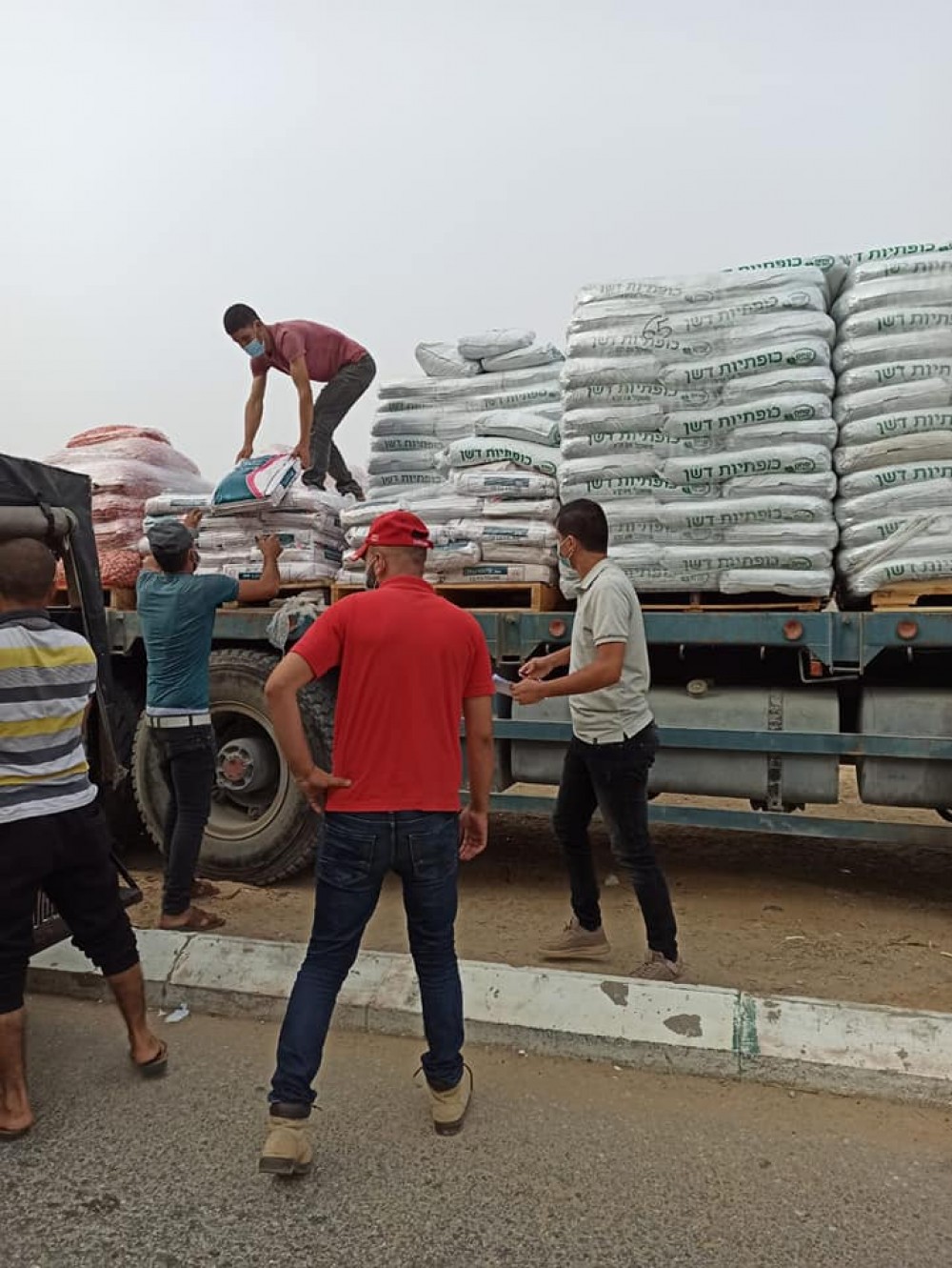 توزيع مدخلات زراعية على عددٍ من مزارعي الشوكة والفخاري