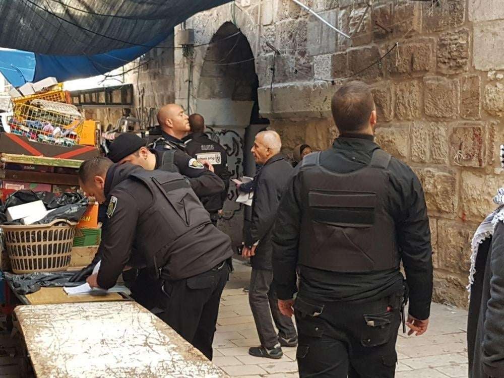 الاحتلال يداهم محال تجارية في القدس القديمة ويحرر مخالفات لأصحابها