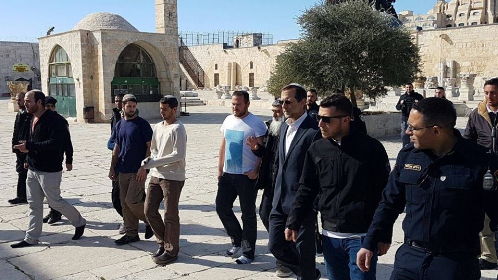 عضو الكنيست برفقة مستوطنين وحراسات خاصة