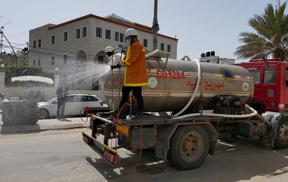 الدفاع المدني يُشارك في مبادرات للتعقيم بمحافظات القطاع