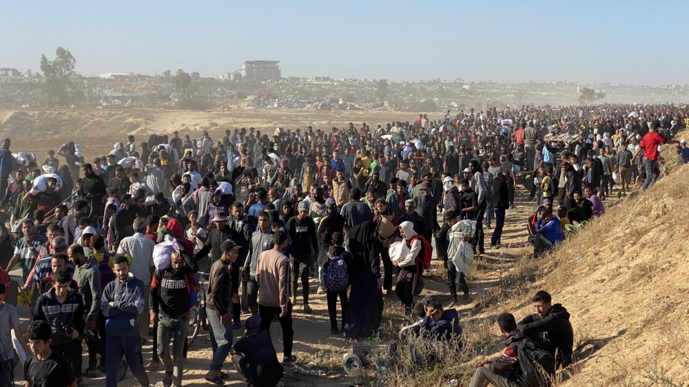 حشود قرب مركز توزيع المساعدات الامريكية