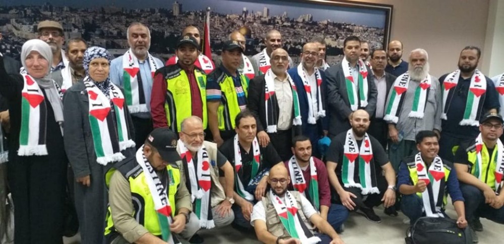أعضاء القافلة لدى وصولهم معبر رفح 
