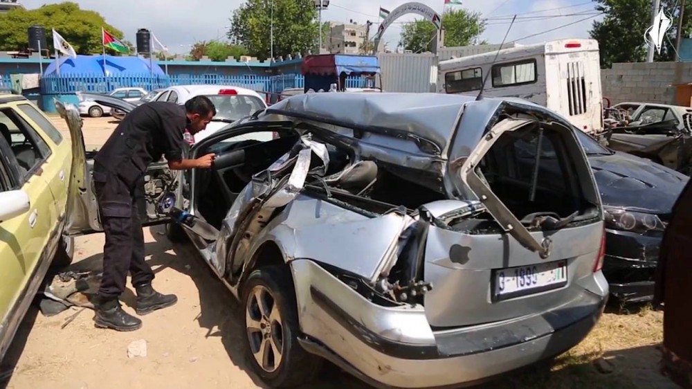 أحد أفراد شرطة المرور يعاين أحد السيارات التي تعرضت لحادث