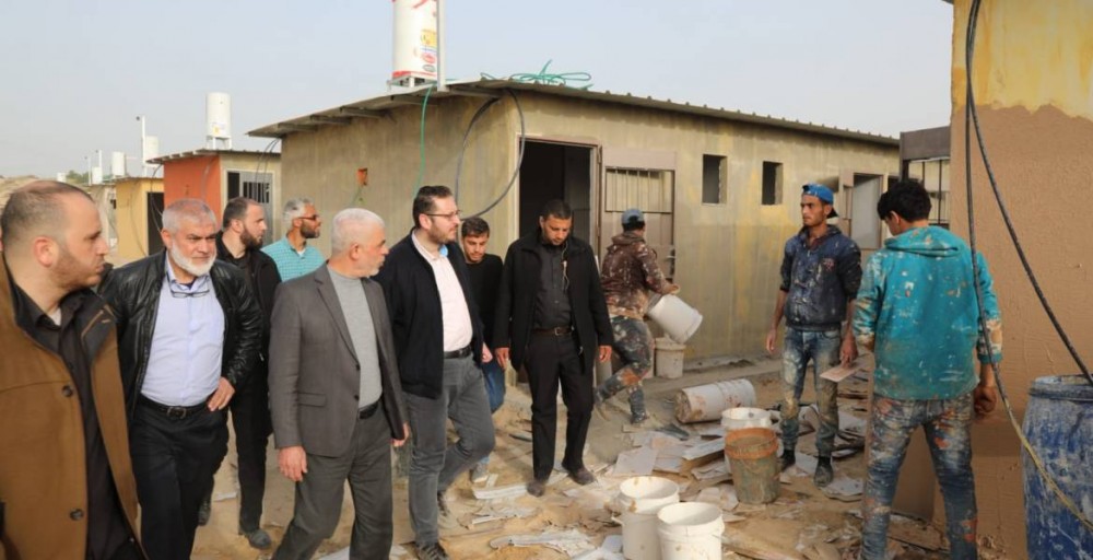 السنوار يتفقد البوابة التجارية عند معبر رفح ومنطقة الحجر الصحي