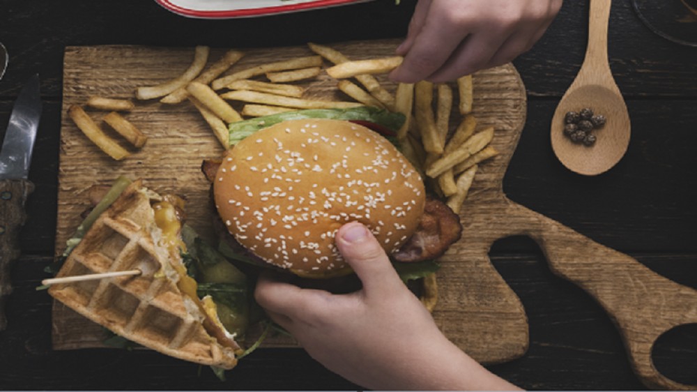 تناول البرغر والبطاطا المقلية كل يوم قد يزيد من خطر الإصابة بمرض الزهايمر!