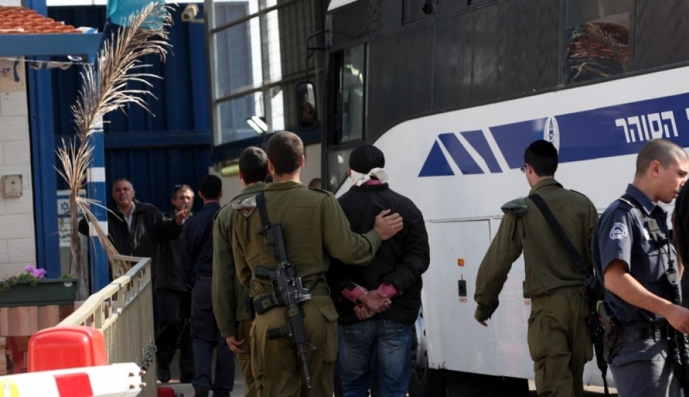 الاحتلال يمدد اعتقال مواطنين - صورة أرشيفية 