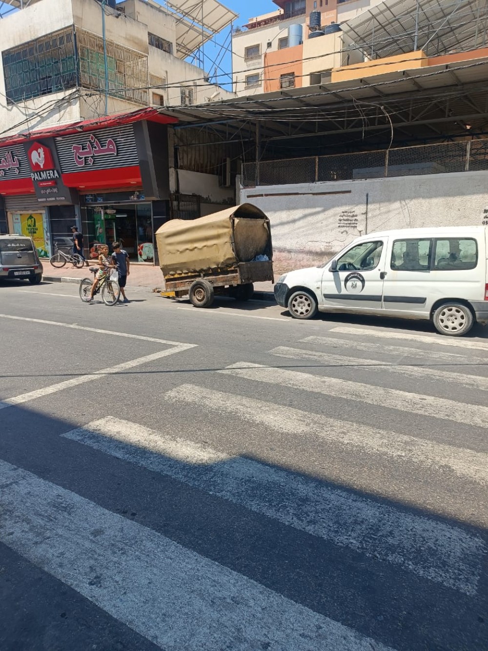   وزارة المواصلات: إزالة تعديات على الطريق العام والأرصفة في غزة