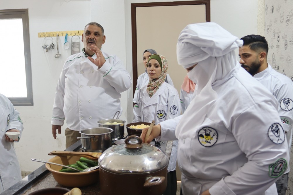 السياحة  تزور مركز 