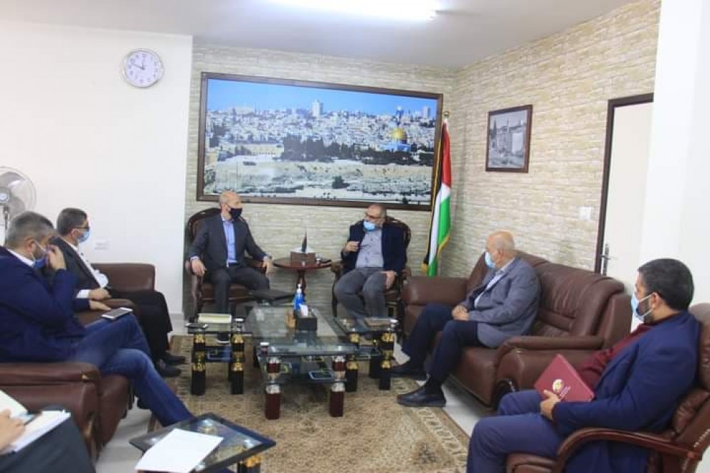 الأشغال تبحث مع  وكالة الغوث جهود إعمار غزة