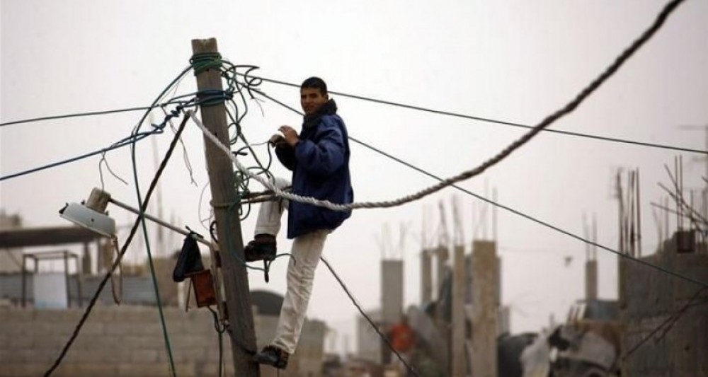 إصلاح خطوط كهرباء غزة - أرشيف