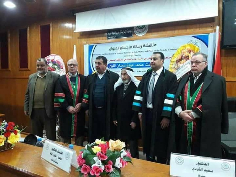 طالب ماجستير يثبت خلو العينات العشوائية من متبقيات 