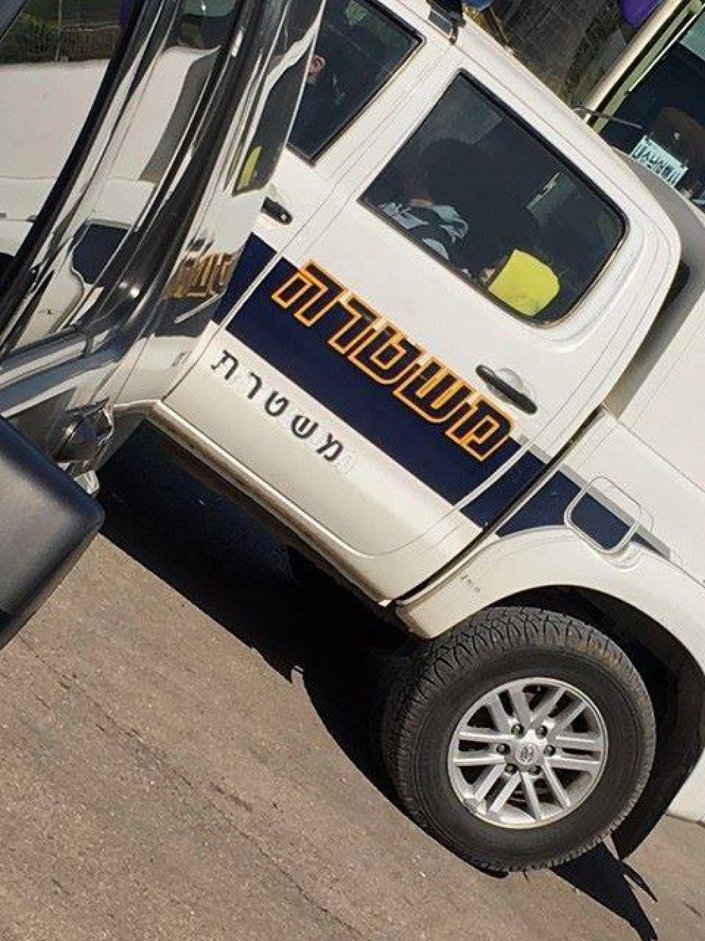 ام الاسير في سيارة الاعتقال