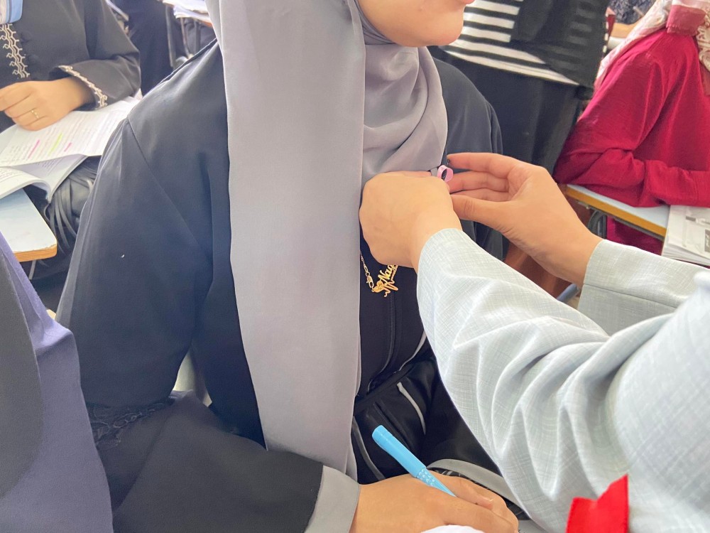 طالبات كلية مجتمع الأقصى ينفذن فعالية أكتوبر الوردي